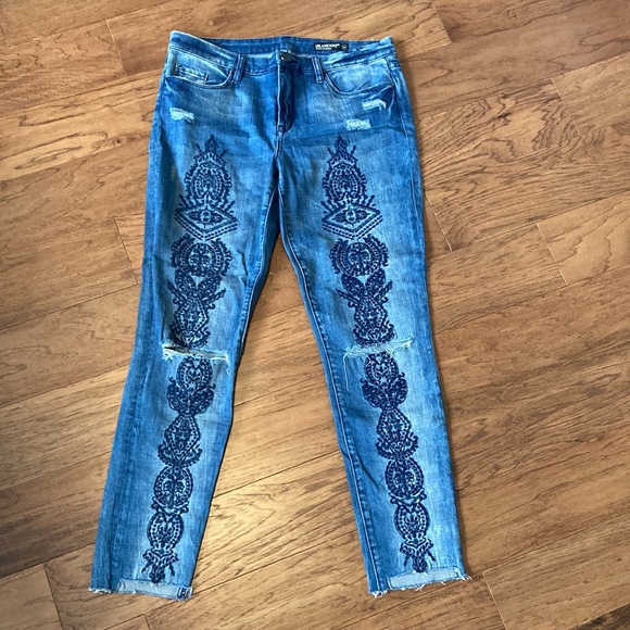 BLANK NYC rare embroidered distressed jeans with slit knees and frayed hems - Picture 8 of 12
